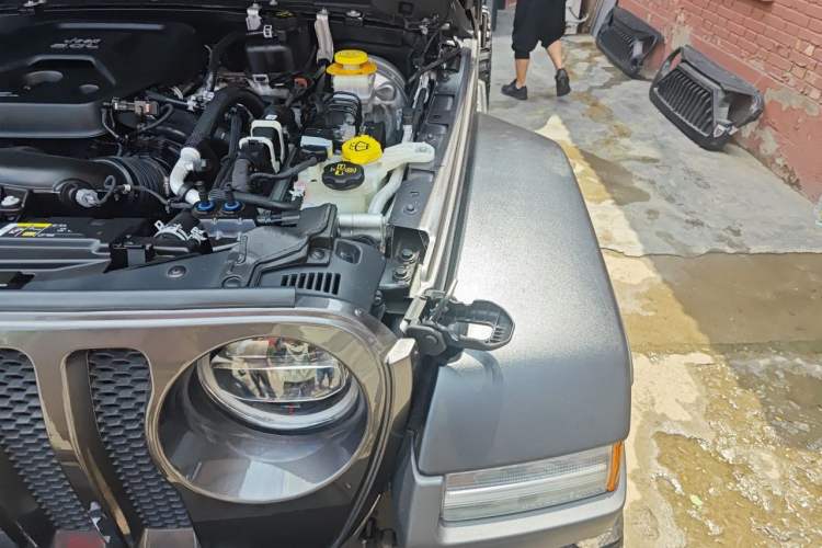 Used Jeep Wrangler 2019 2.0T Sahara Four-Door Version China VI Emission Standard Engine Bay Left