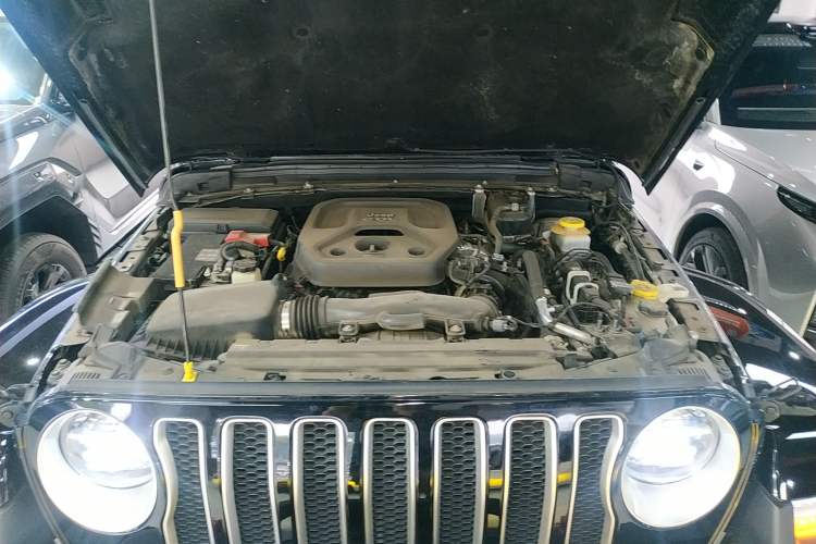 Used Jeep Wrangler 2019 2.0T Sahara Four-Door Version China VI Emission Standard Engine Bay