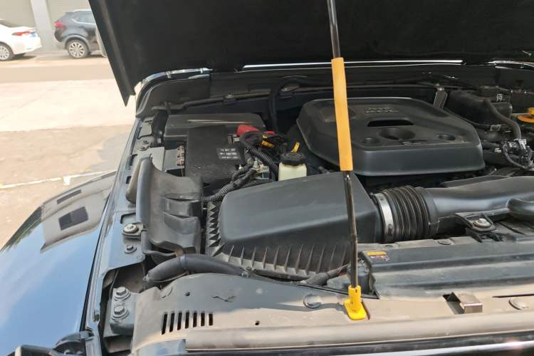 Used Jeep Wrangler 2019 2.0T Sahara Four-Door Version China VI Emission Standard Engine Bay Right