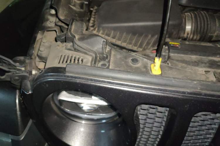 Used Jeep Wrangler 2019 2.0T Sahara Four-Door Electric Convertible China VI Emission Standard Engine Bay Right