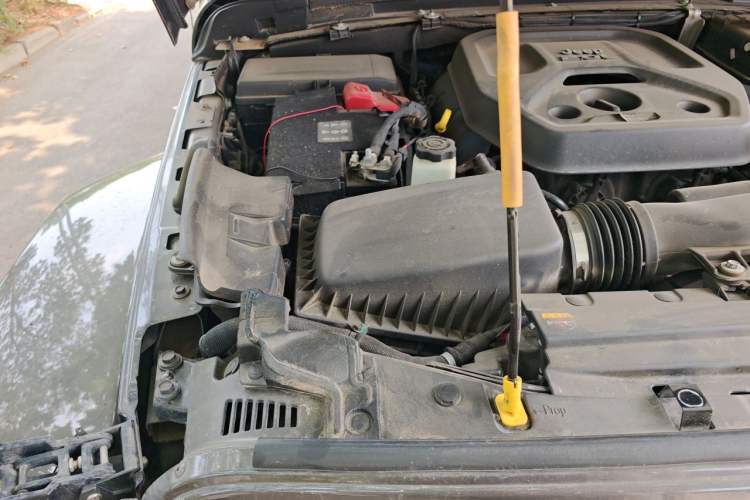 Used Jeep Wrangler 2019 2.0T Sahara Four-Door Version China VI Emission Standard Engine Bay Right