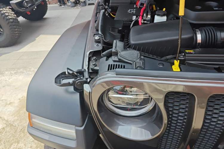 Used Jeep Wrangler 2019 2.0T Sahara Four-Door Version China VI Emission Standard Engine Bay Right