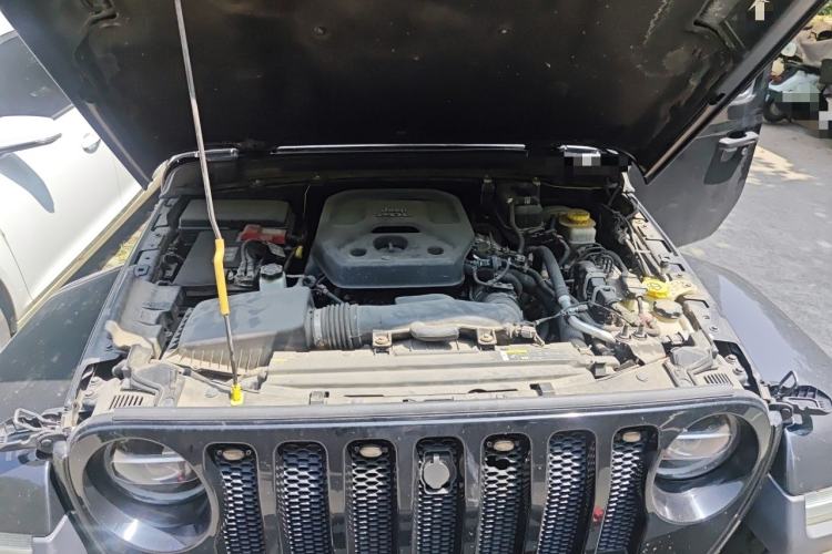 Used Jeep Wrangler 2019 2.0T Sahara Four-Door Version China VI Emission Standard Engine Bay
