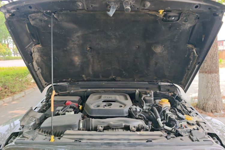 Used Jeep Wrangler 2019 2.0T Sahara Four-Door Version China VI Emission Standard Engine Bay