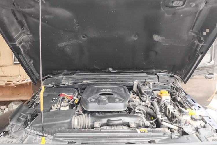 Used Jeep Wrangler 2019 2.0T Sahara Four-Door Version China VI Emission Standard Engine Bay