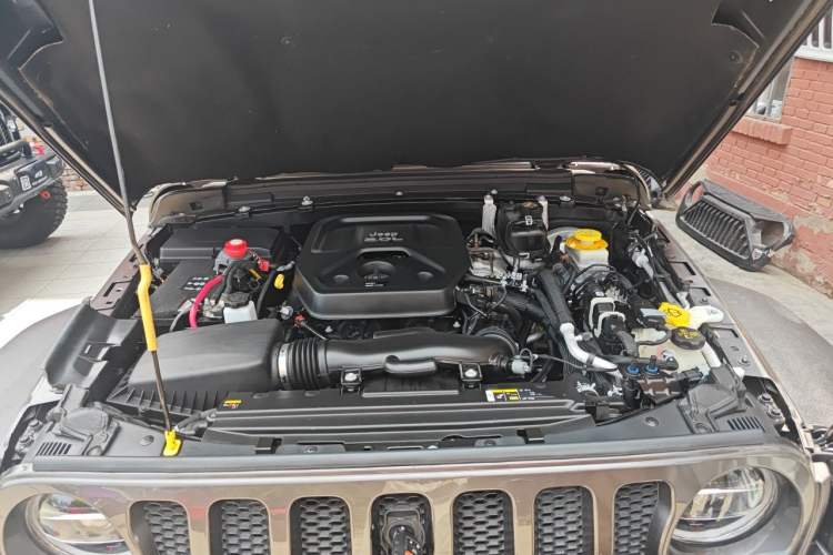 Used Jeep Wrangler 2019 2.0T Sahara Four-Door Version China VI Emission Standard Engine Bay