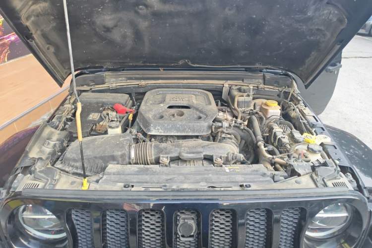 Used Jeep Wrangler 2019 2.0T Sahara Four-Door Version China VI Emission Standard Engine Bay