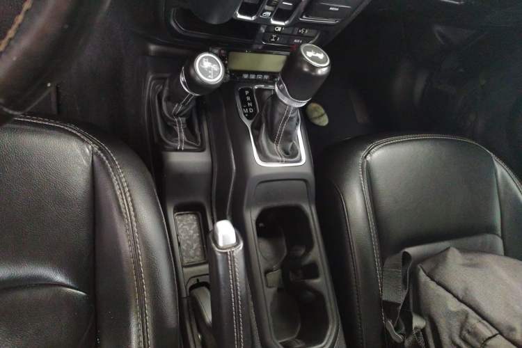 Used Jeep Wrangler 2019 2.0T Sahara Four-Door Version China VI Emission Standard Gear Lever