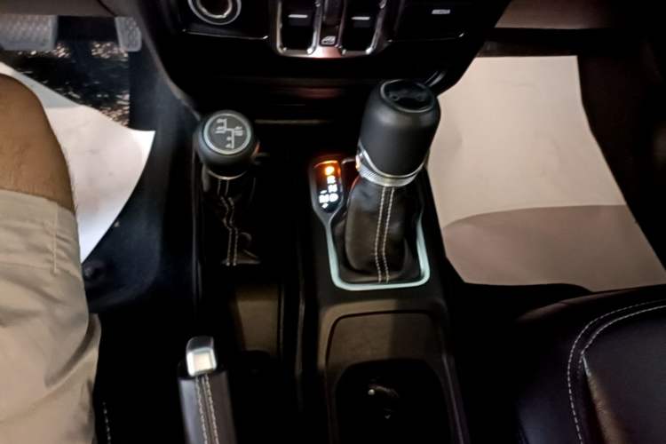 Used Jeep Wrangler 2019 2.0T Sahara Four-Door Version China VI Emission Standard Gear Lever