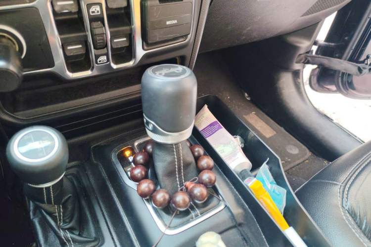 Used Jeep Wrangler 2019 2.0T Sahara Four-Door Version China VI Emission Standard Gear Lever