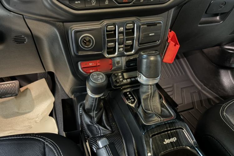 Used Jeep Wrangler 2019 2.0T Sahara Four-Door Version China VI Emission Standard Gear Lever