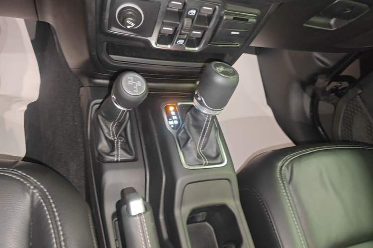 Used Jeep Wrangler 2019 2.0T Sahara Four-Door Version China VI Emission Standard Gear Lever