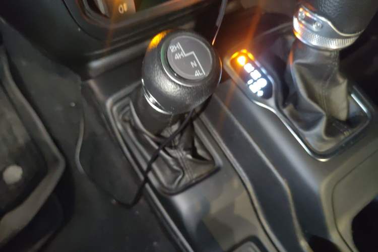 Used Jeep Wrangler 2019 2.0T automatic four-door hardtop parallel imported vehicle Gear Lever