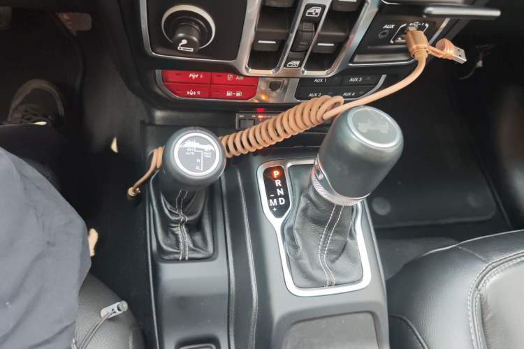 Used Jeep Wrangler 2019 2.0T Sahara Four-Door Version China VI Emission Standard Gear Lever