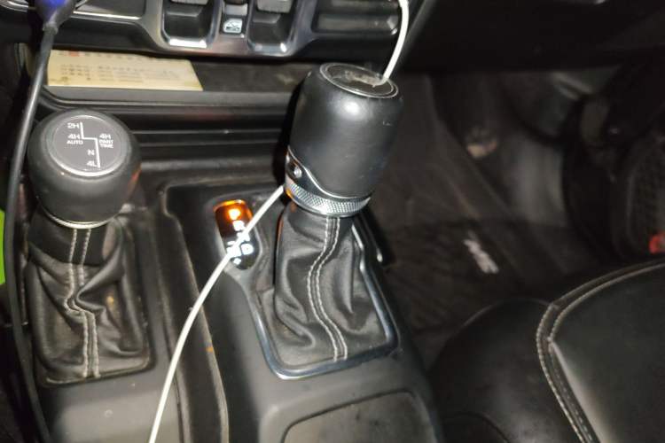 Used Jeep Wrangler 2019 2.0T Sahara Four-Door Electric Convertible China VI Emission Standard Gear Lever