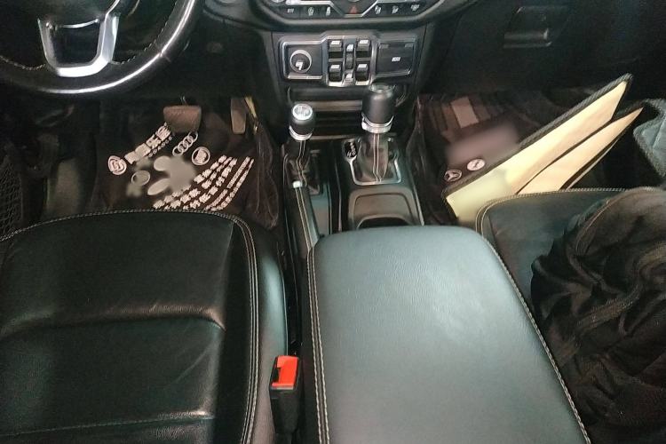 Used Jeep Wrangler 2019 2.0T Sahara Four-Door Version China VI Emission Standard Gear Lever