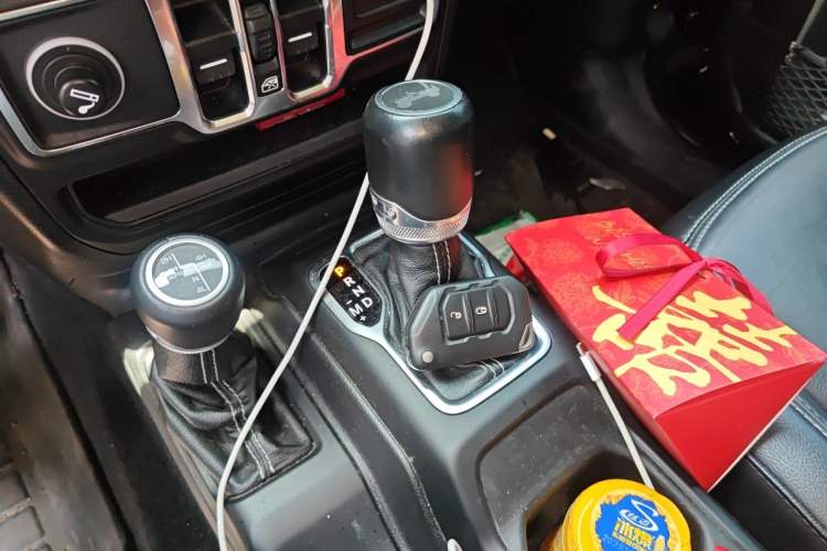 Used Jeep Wrangler 2019 2.0T Sahara Four-Door Version China VI Emission Standard Gear Lever