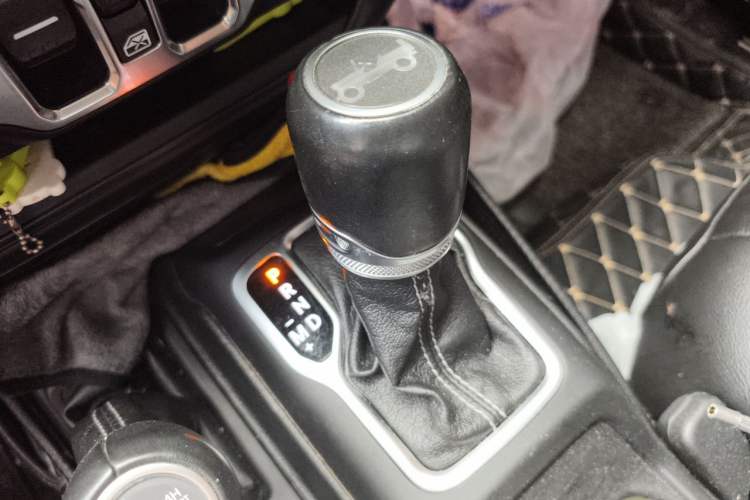 Used Jeep Wrangler 2019 2.0T Sahara Four-Door Version China VI Emission Standard Gear Lever