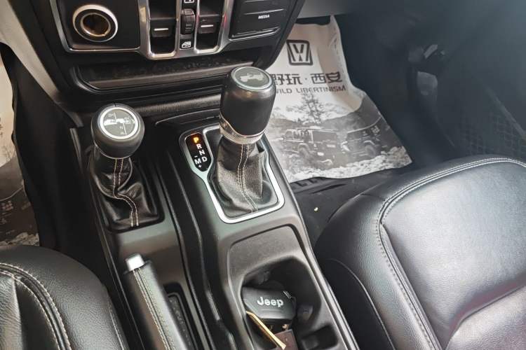 Used Jeep Wrangler 2019 2.0T Sahara Four-Door Version China VI Emission Standard Gear Lever