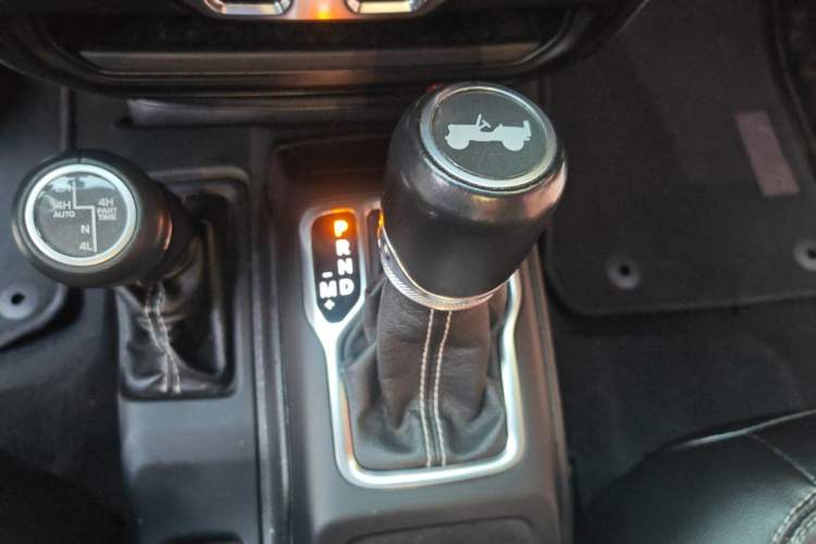 Used Jeep Wrangler 2019 2.0T Sahara Four-Door Version China VI Emission Standard Gear Lever