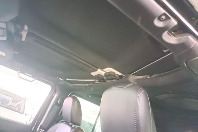 Used Jeep Wrangler 2019 2.0T Sahara Four-Door Version China VI Emission Standard Headliner