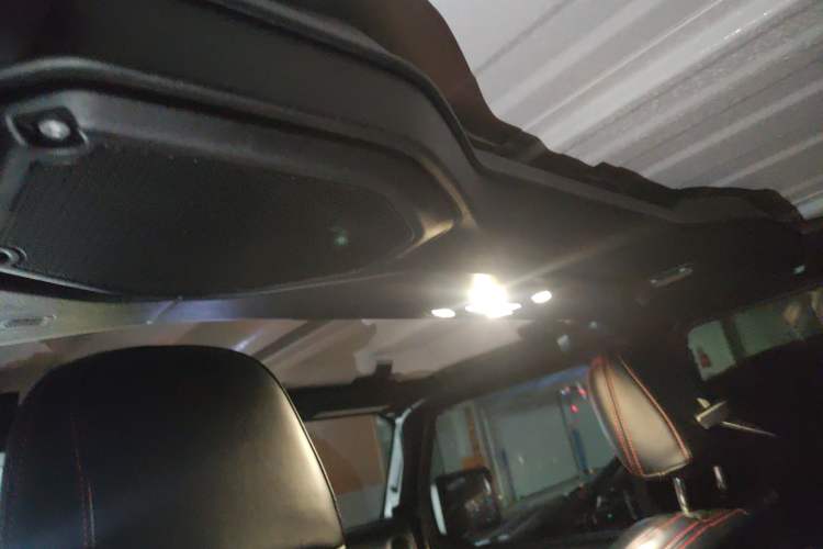 Used Jeep Wrangler 2019 2.0T automatic four-door hardtop parallel imported vehicle Headliner
