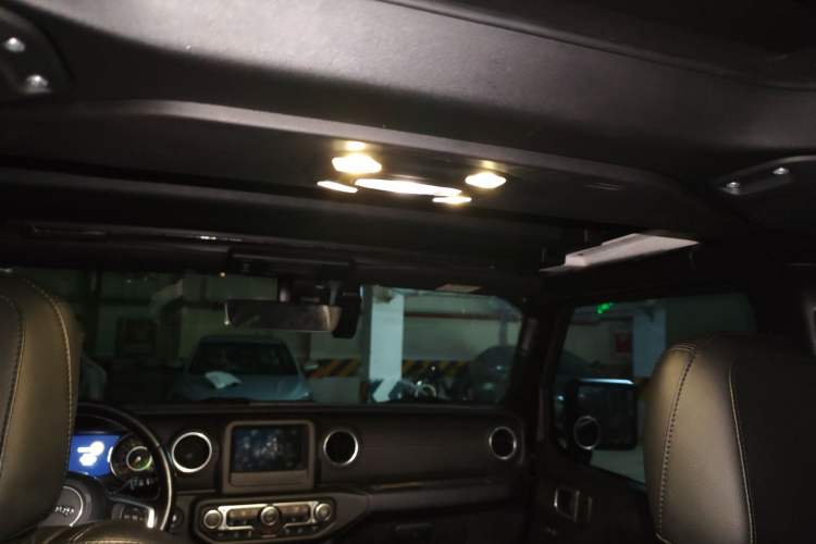Used Jeep Wrangler 2019 2.0T Sahara Four-Door Electric Convertible China VI Emission Standard Headliner