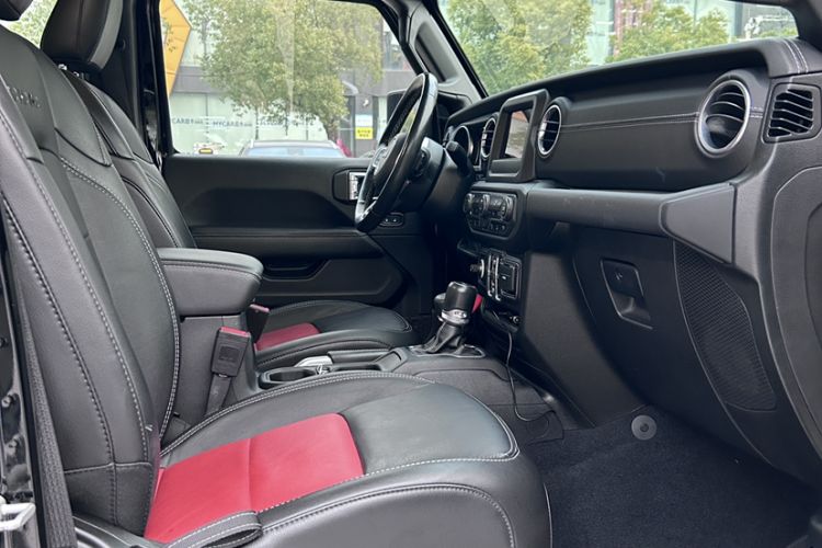 Used Jeep Wrangler 2019 2.0T Sahara Four-Door Version China VI Emission Standard Interior 1