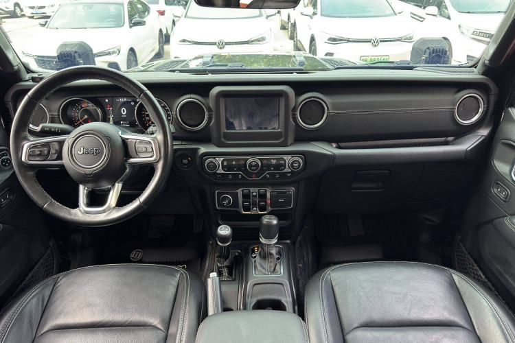 Used Jeep Wrangler 2019 2.0T Sahara Four-Door Version China VI Emission Standard Interior 1