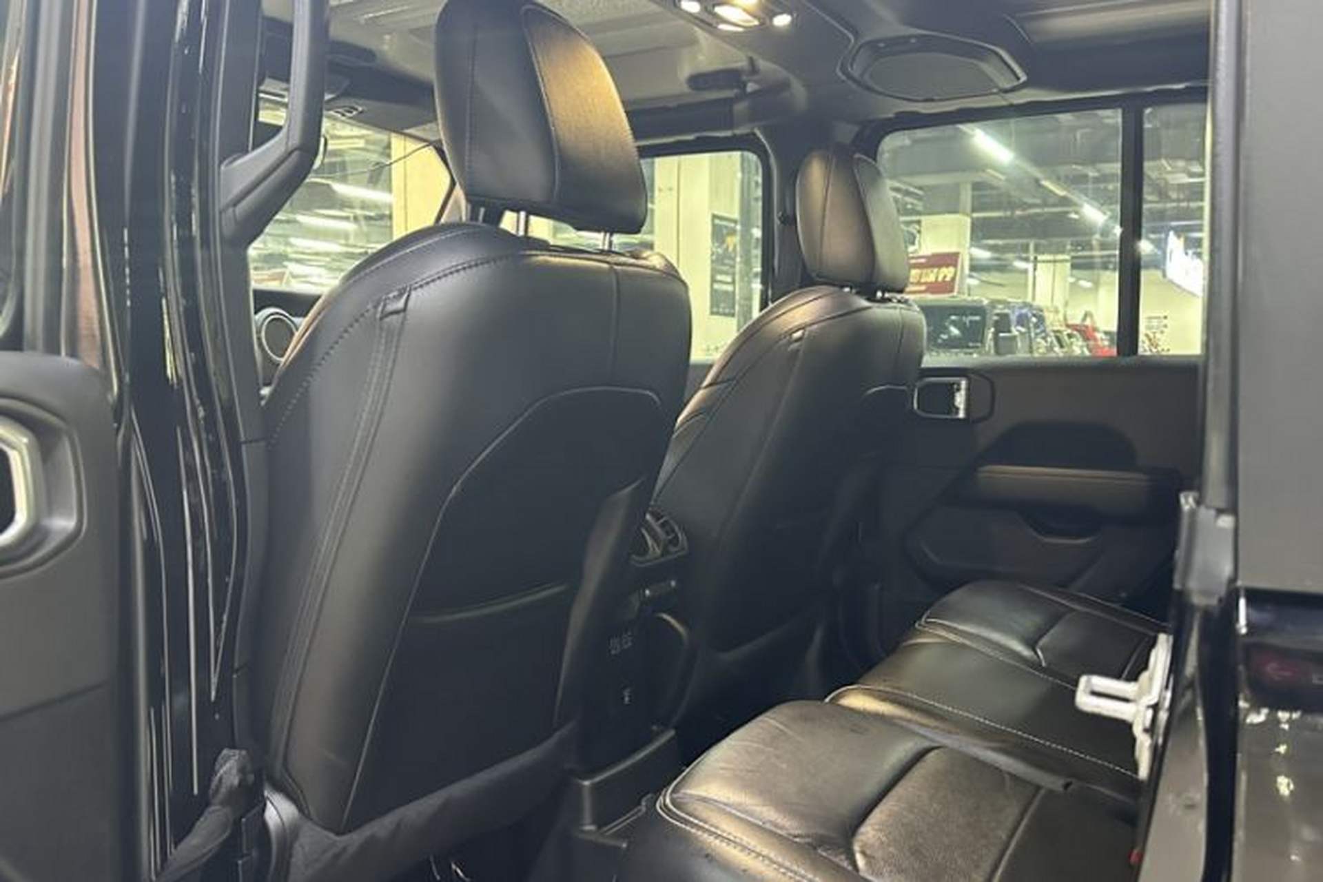 Used Jeep Wrangler 2019 2.0T Sahara Four-Door Version China VI Emission Standard Interior 1