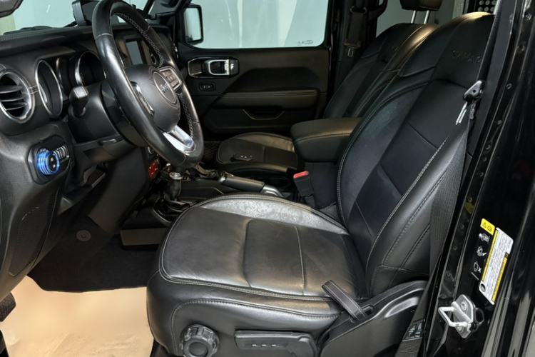 Used Jeep Wrangler 2019 2.0T Sahara Four-Door Version China VI Emission Standard Interior 10