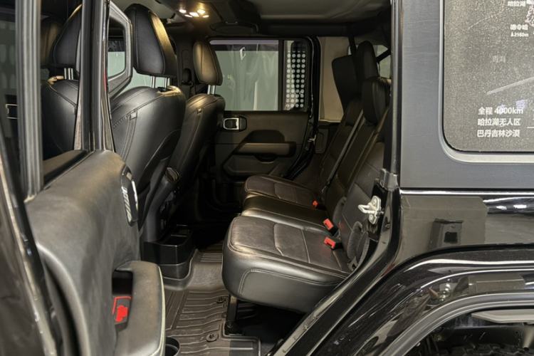 Used Jeep Wrangler 2019 2.0T Sahara Four-Door Version China VI Emission Standard Interior 2