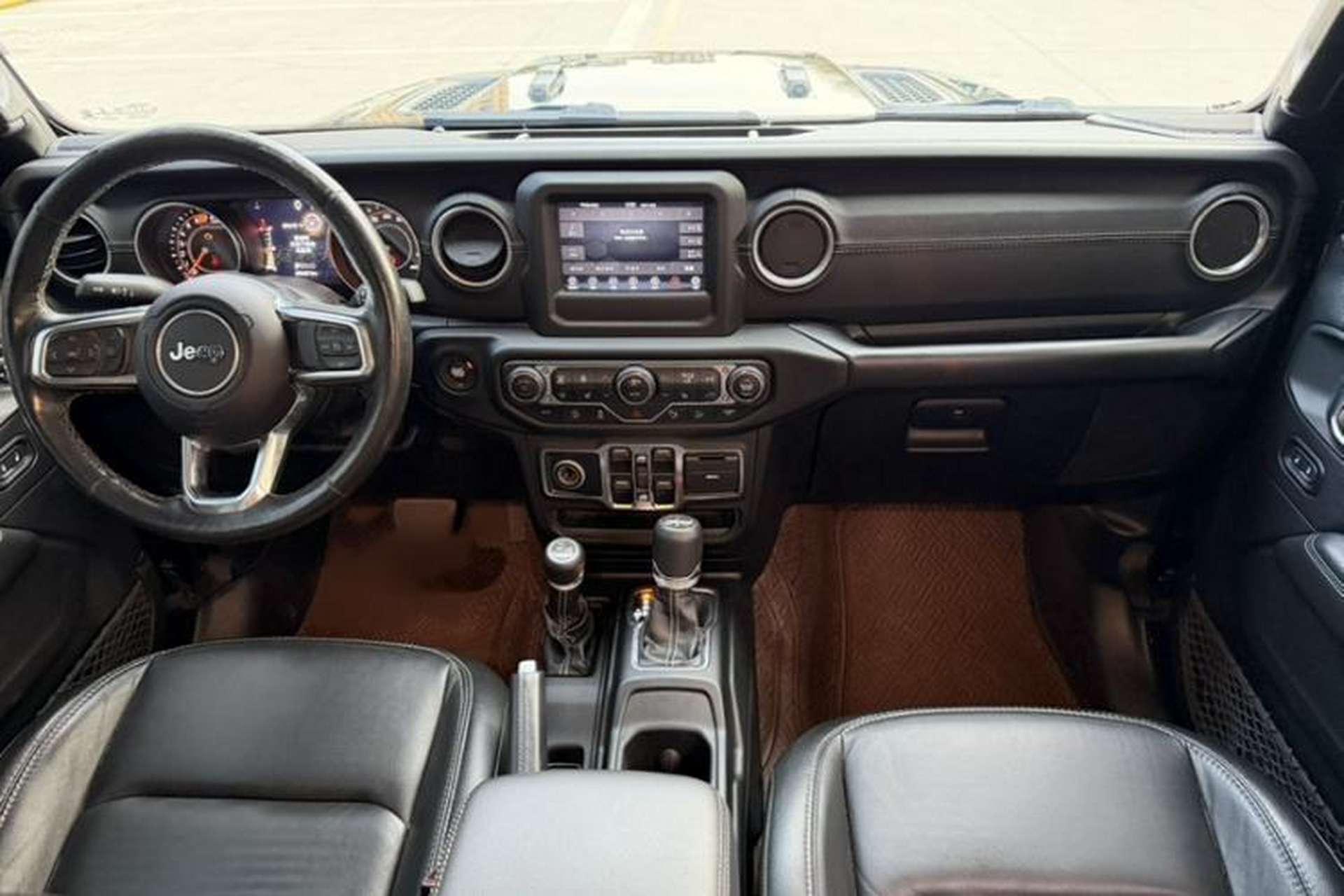 Used Jeep Wrangler 2019 2.0T Sahara Four-Door Version China VI Emission Standard Interior 2