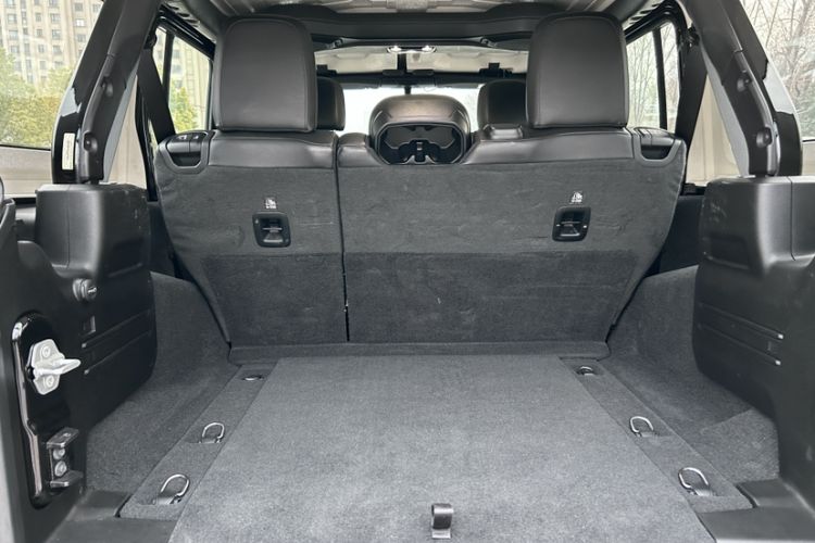 Used Jeep Wrangler 2019 2.0T Sahara Four-Door Version China VI Emission Standard Interior 2