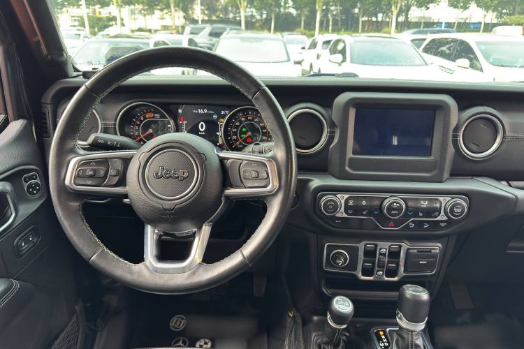 Used Jeep Wrangler 2019 2.0T Sahara Four-Door Version China VI Emission Standard Interior 2