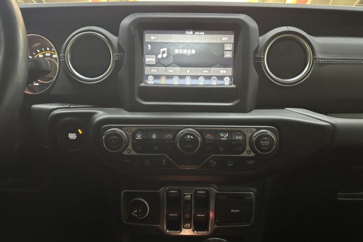 Used Jeep Wrangler 2019 2.0T Sahara Four-Door Version China VI Emission Standard Interior 2