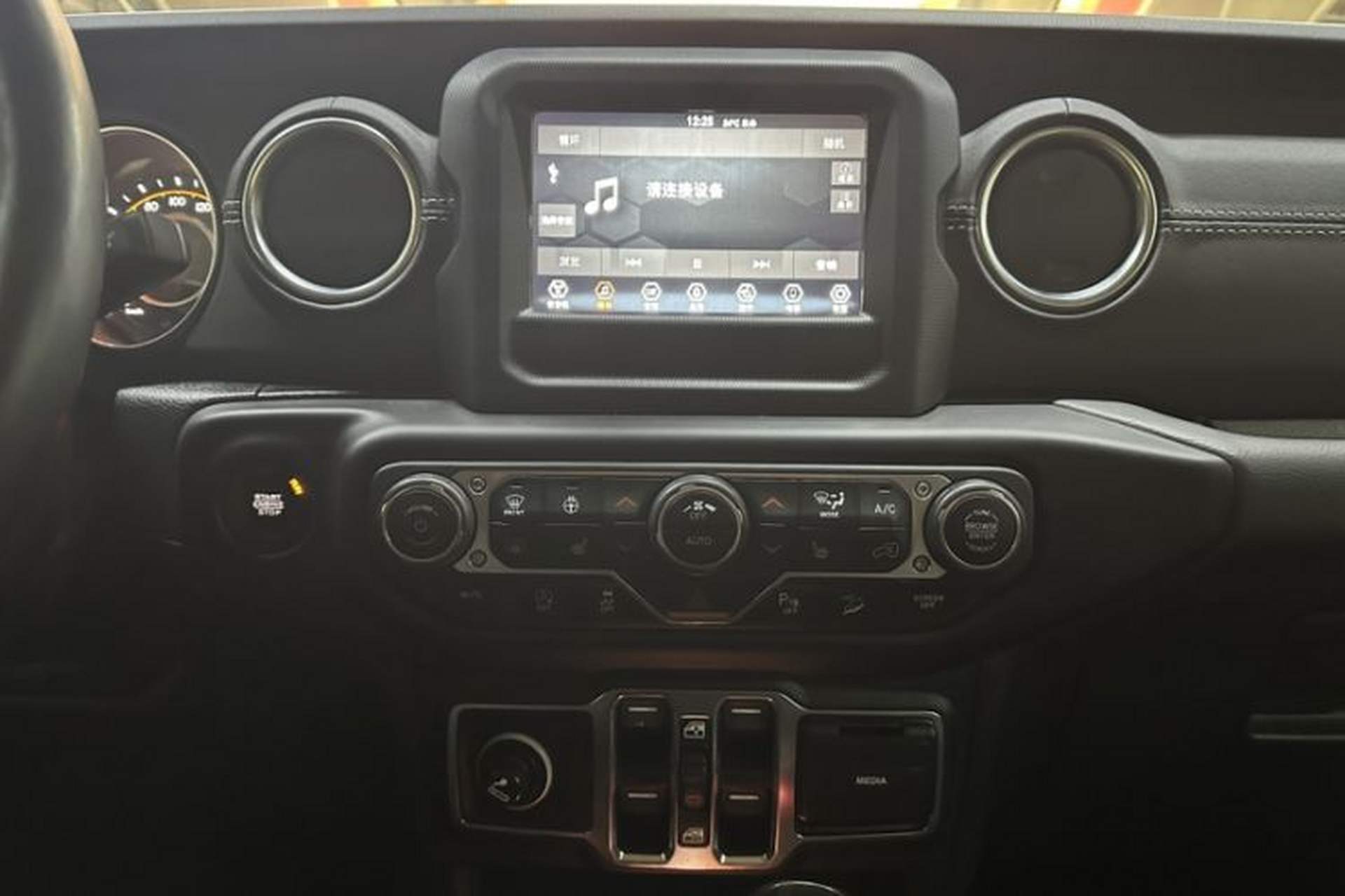 Used Jeep Wrangler 2019 2.0T Sahara Four-Door Version China VI Emission Standard Interior 2