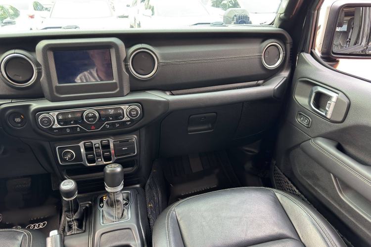 Used Jeep Wrangler 2019 2.0T Sahara Four-Door Version China VI Emission Standard Interior 3