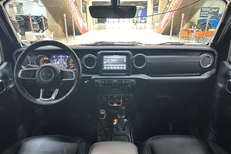Used Jeep Wrangler 2019 2.0T Sahara Four-Door Version China VI Emission Standard Interior 3
