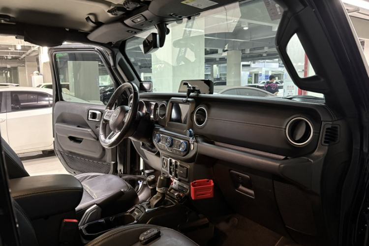 Used Jeep Wrangler 2019 2.0T Sahara Four-Door Version China VI Emission Standard Interior 4