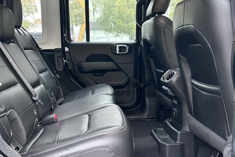 Used Jeep Wrangler 2019 2.0T Sahara Four-Door Version China VI Emission Standard Interior 4