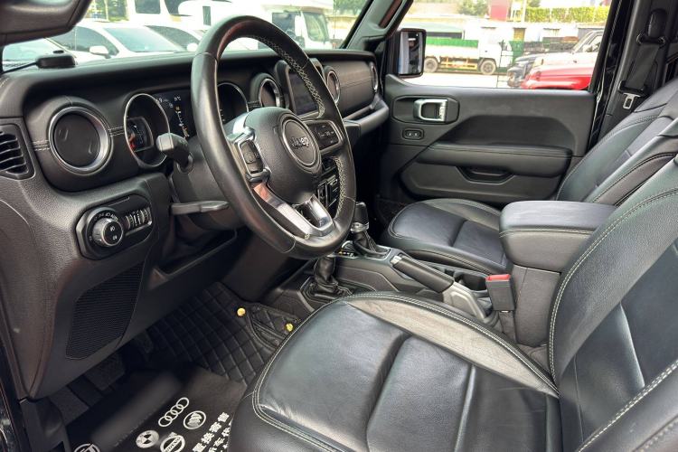 Used Jeep Wrangler 2019 2.0T Sahara Four-Door Version China VI Emission Standard Interior 4