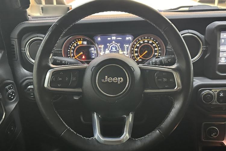 Used Jeep Wrangler 2019 2.0T Sahara Four-Door Version China VI Emission Standard Interior 4