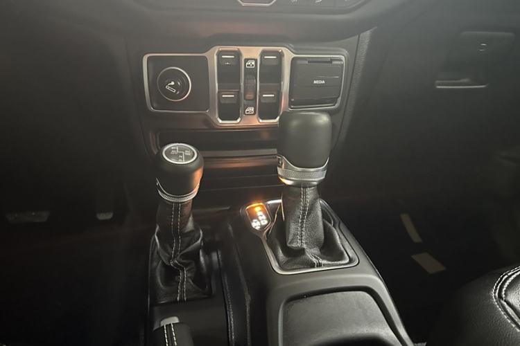 Used Jeep Wrangler 2019 2.0T Sahara Four-Door Version China VI Emission Standard Interior 5
