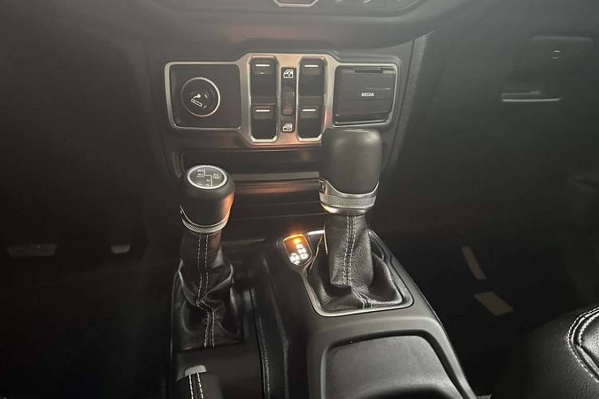 Used Jeep Wrangler 2019 2.0T Sahara Four-Door Version China VI Emission Standard Interior 5