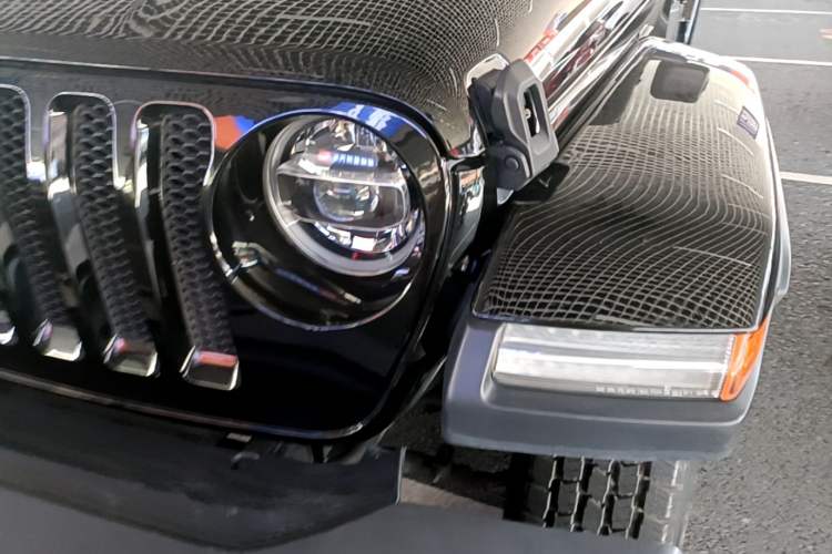 Used Jeep Wrangler 2019 2.0T Sahara Four-Door Version China VI Emission Standard Left Front Headlight
