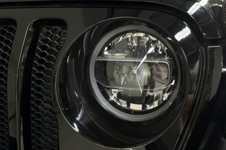 Used Jeep Wrangler 2019 2.0T Sahara Four-Door Version China VI Emission Standard Left Front Headlight