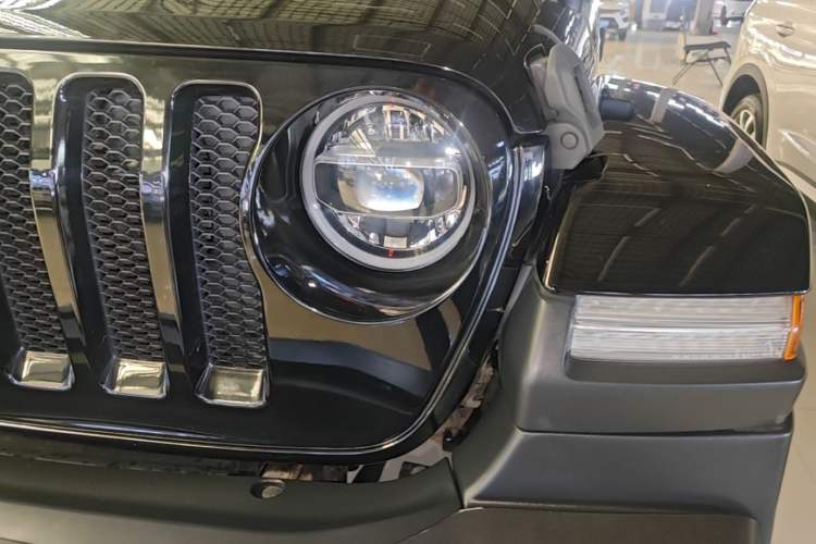 Used Jeep Wrangler 2019 2.0T Sahara Four-Door Version China VI Emission Standard Left Front Headlight