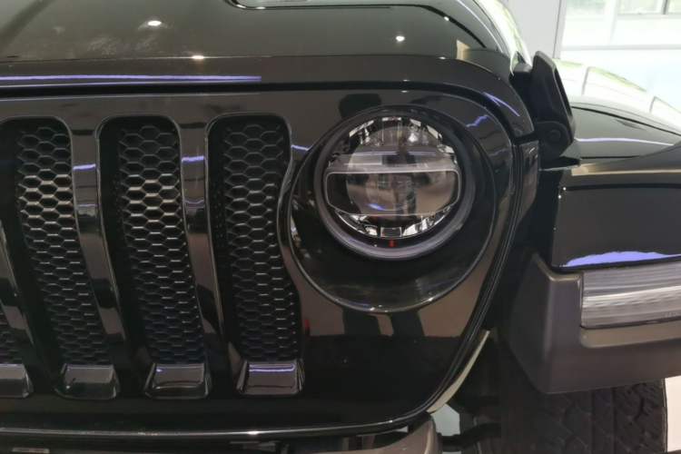 Used Jeep Wrangler 2019 2.0T Sahara Four-Door Version China VI Emission Standard Left Front Headlight