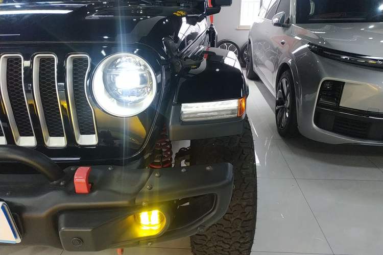 Used Jeep Wrangler 2019 2.0T Sahara Four-Door Version China VI Emission Standard Left Front Headlight